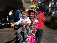 Esteban avec une jolie péruvienne en costume, le manège qui tourne à la force des bras et le "chilichitu" plat traditionnel des fêtes de rues