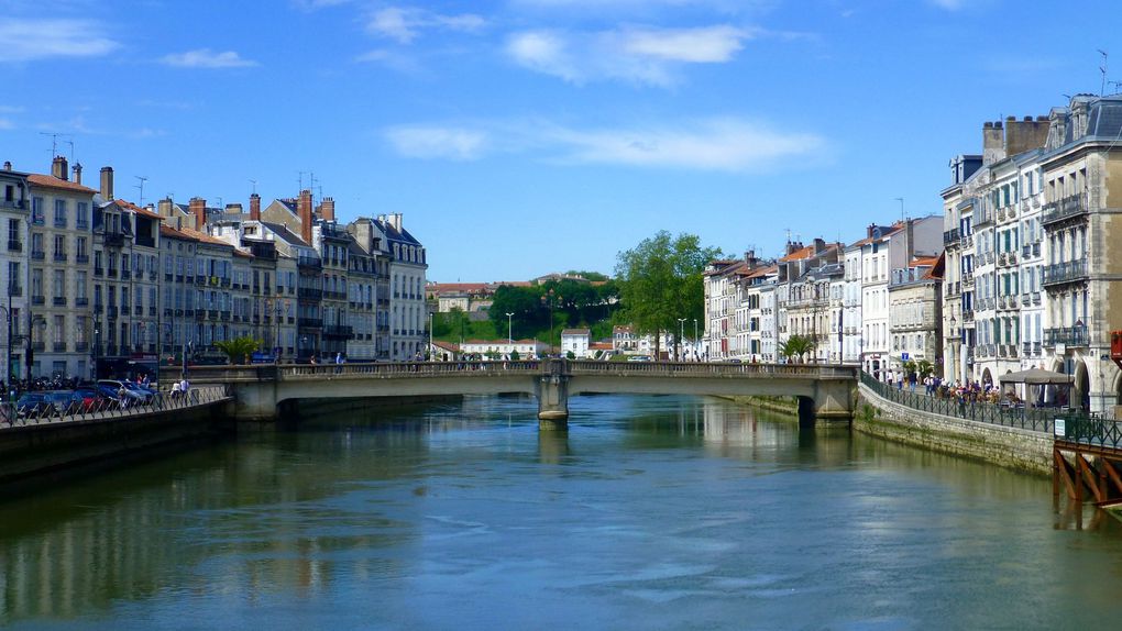 Un sac mal préparé et trop rempli...mais du soleil à Bayonne ou c'est déjà l'été, tous les jeunes sont et seront dehors ce soir et cette nuit!!