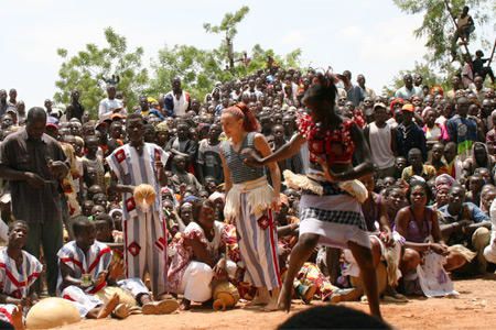 Voici 88 photos prises le dimanche 2 juillet 2006 lors de la f&ecirc;te du chef du village de Zorgho au Burkina Faso.<br /><br /><span style="font-size: 10pt; font-family: Arial;"><font size="1" style="color: rgb(255, 153, 0);"><a href="http://www.ecole-de-tenso-au-burkina.net ">&copy; www.ecole-de-tenso-au-burkina.net </a><br />Tous droits photos reserv&eacute;s</font></span>