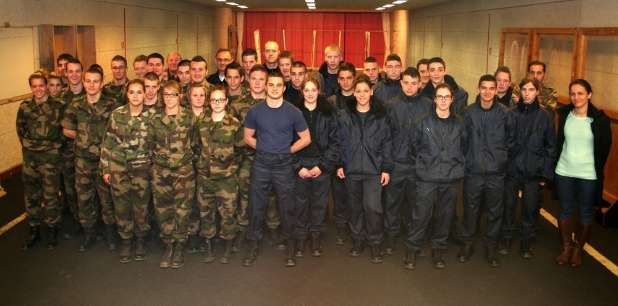 Les stagiaires avec leur professeurs, le commandant Jean-Michel Delbary, avec la classe de Saint-Jean-d’Angély et les accompagnateurs du Centre national d’entraînement des forces de gendarmerie (CNFEG).