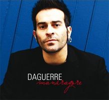 daguerre, un chanteur français qui fit des débuts prometteurs avec les veilleurs de nuit, puis en solo et avec désormais bertille fraisse au violon