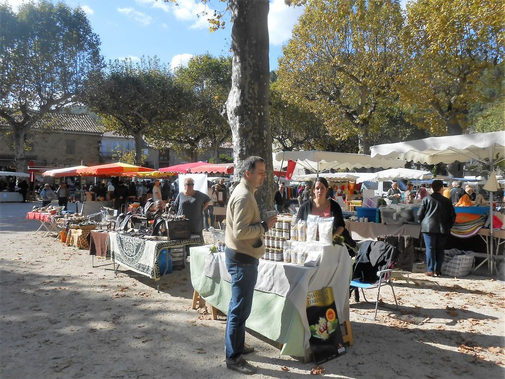 Au fil des stands, les promeneurs ont déambulé.