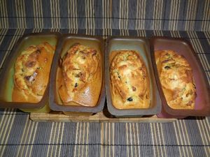 3 - Verser la préparation dans des moules à cake en silicone de la taille de votre choix. Mettre au four (préchauffé th 7) et laisser cuire 20 à 25 mn. Le temps de cuisson peut varier en fonction de la grosseur des moules. Laisser plus longtemps pour des moules de grande taille. Pour vérifier la bonne cuisson, planter un couteau dans le cake, il doit ressortir propre quand votre cuisson est suffisante. Laisser tiédir 2/3 mn et démouler. Vos cakes sont prêts à être dégustés, régalez-vous !! 