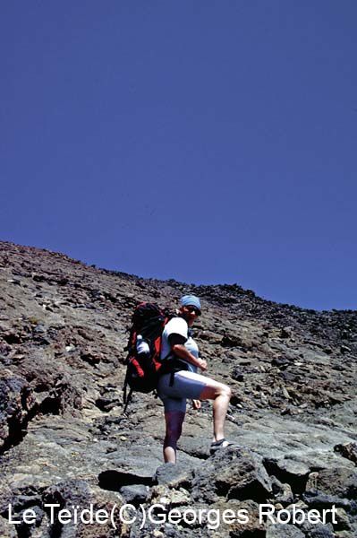 Le Teïde (3718m) sur l'ïle de Ténérife aux Canaries est le plus haut sommet d'Espagne. Son ascension offre un point de vue sur des paysages époustouflants.. A vos baskets !