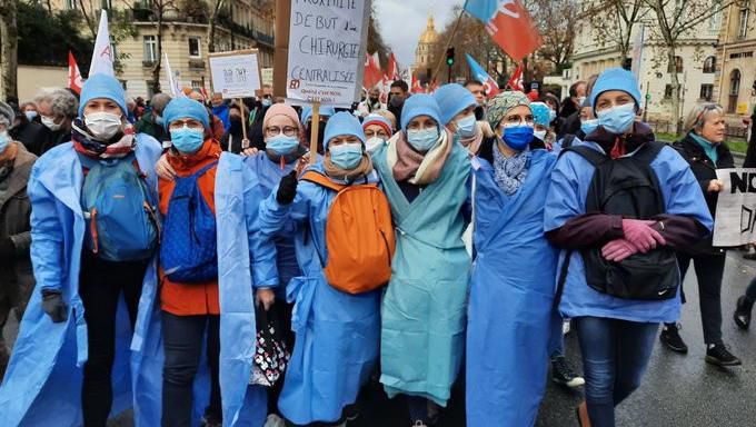 Des soignantes mayennaises manifestent à Paris pour la défense de l'hôpital public, le 4 décembre 2021. (FRANCE BLEU MAYENNE) - A lire pour comprendre la crise qui secoue le système public de santé : Pour la santé 2022 du Pr André Grimaldi