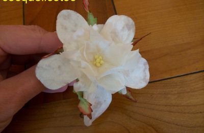 une fleur en papier de soie montée en broches
