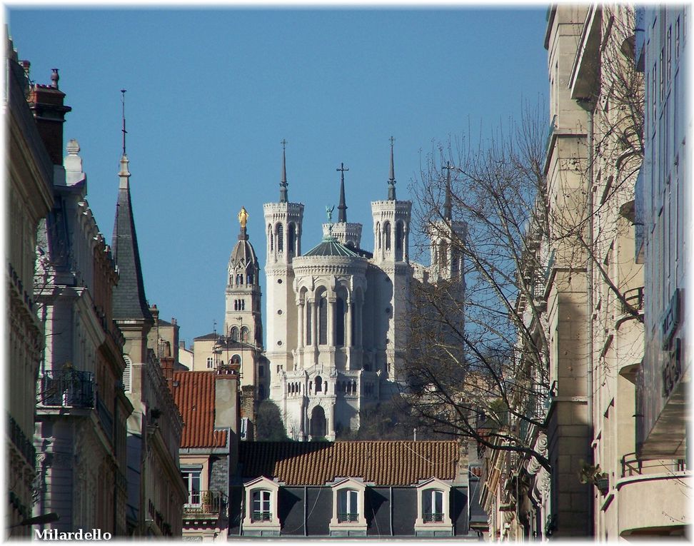 Jolies maisons, belles églises, vieux châteaux, manoirs, ou, vieilles ruines dans des lieux pittoresques, scènes de vie.