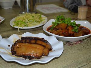 Raviolis vapeur à gauche, porc et légumes à droite