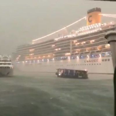 Venise : Une nouvelle fois un bateau de croisière a manqué de percuter des ferry et un quai bordant la ville hier