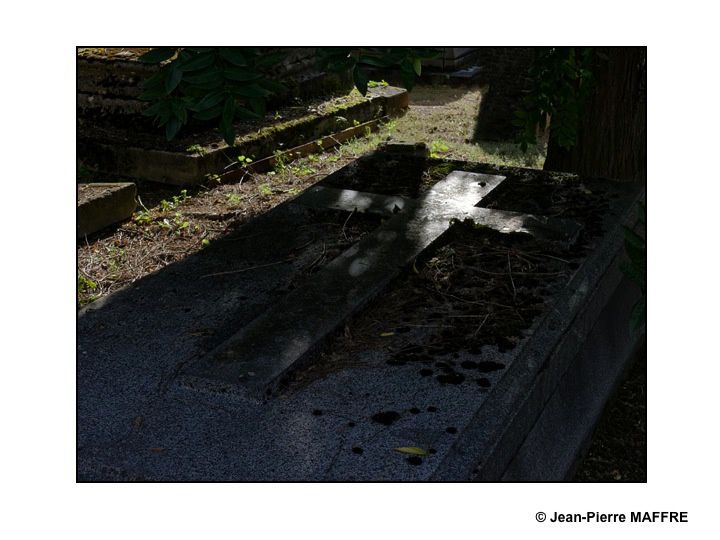 Surnommé le "Père Lachaise Rémois" ce cimetière conserve les tombes de célébrités locales et nationales. On y découvre également des œuvres de sculpteurs importants.