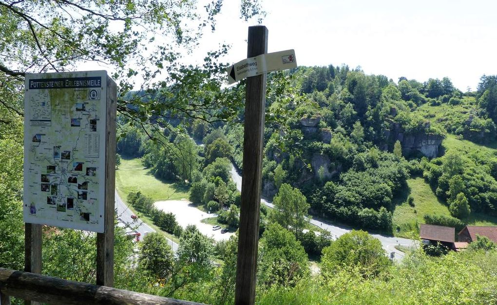 Beeindruckend ist vor allem die historische Altstadt, welche idyllisch zwischen Jurafelsen eingebettet ist (siehe auch das nachstehende Video der Stadt).