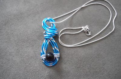 Pendentif fil alu bleu