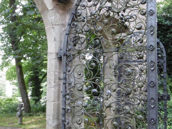 Entrée du domaine avec un magnifique portail en fer forgé – en face le petit château.