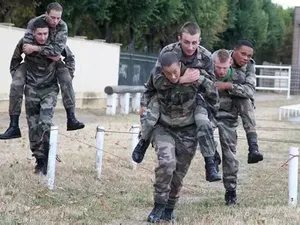 2 Timothée 2:4 Il n'est pas de soldat qui s'embarrasse des affaires de la vie, s'il veut plaire à celui qui l'a enrôlé
