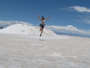 Nous voici en route pour Salinas Grandes! C’est l’un des plus grands salars (désert de sel) du monde, ce site d’une beauté à couper le souffle,  est située dans la province de Jujuy.  Cet ancien lac de sel, dont l’épaisseur atteint les 30 cm, se situe à 3.415 m d’altitude et s’étend sur près de 12.000 hectares. Estamos en ruta para Salinas Grandes. Es uno de mas grande salar (desierto de sal)  del mundo, este sitio de una belleza que corta la respiración, ubica en la provincia de Jujuy. Es un antiguo lago de sal cuyo el grosor llega los 30 centimetros. Es a 3415 m y el salar se extende sobre mas de 12 000 hectarea.