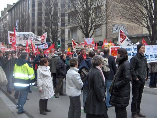 Manifestation des Fonctionnaires du 24 janvier 2008, cette mobilisation ne concernait pas que les salaires, l'essentiel des revendications portaient sur la défense du service public. A Rennes 8000 manifestants d'après Ouest France, ce n'était pas 