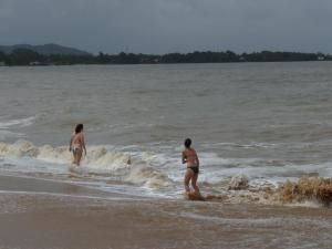 WE chargé et ensoleillé ! Au programme, papote, farniente, piscine, bronzette, ptites bouffes, cuisine de nouvelles découvertes culinaires, rando en forêt (L'Amazonie, le pied !), plage et baignade !