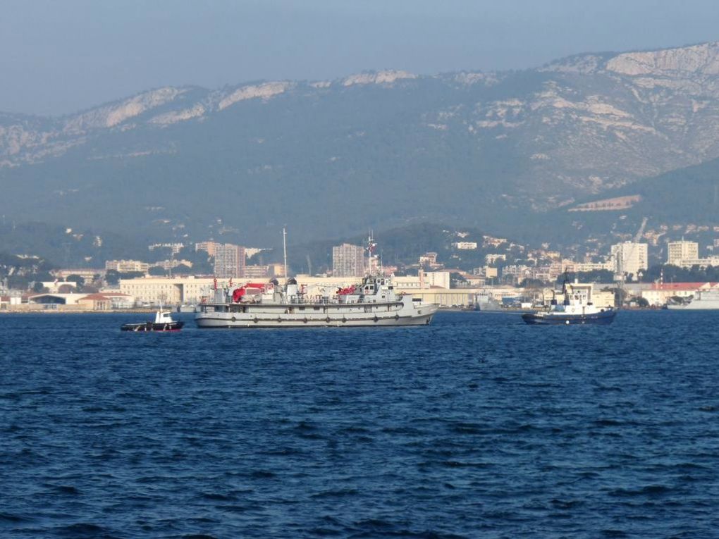 LOUIS COLET , bateau pompes du port autonome de Marseille , armé par le Bataillon des marins pompiers de Marseille