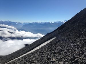 Plus on chemine dans cet éboulis, plus la pente devient raide (40° tout en haut).