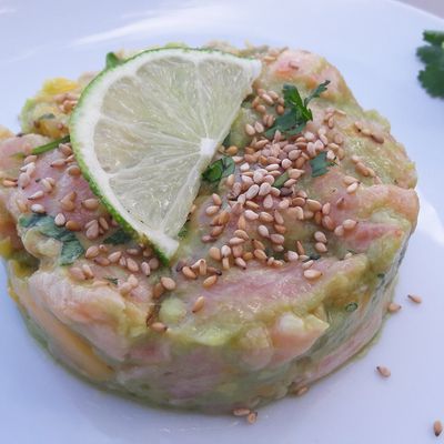 tartare de saumon à la mangue et guacamole