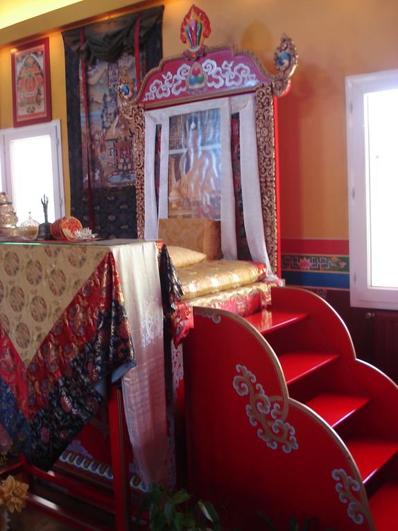…le temple du monastère des nonnes à Laussedat, est prêt à recevoir notre équipe de déco, une quinzaine "d’artistes" ... 
