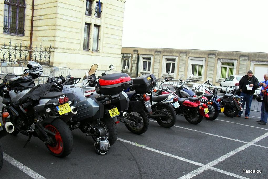 Rassemblement de soutien aux 3 motards agressés à Lectoure le 26 juillet 2009.
Mardi 6 octobre était la date du procès. Rendez vous le 3 novembre pour la délibération.