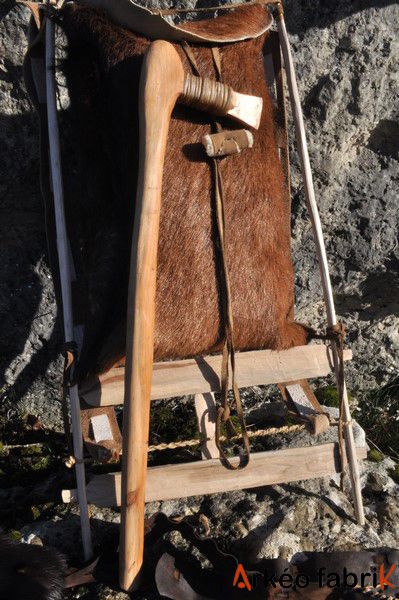 Reconstitution de la hache d'Ötzi (manche en if, lame de hache en cuivre et ligature en cuir cru).