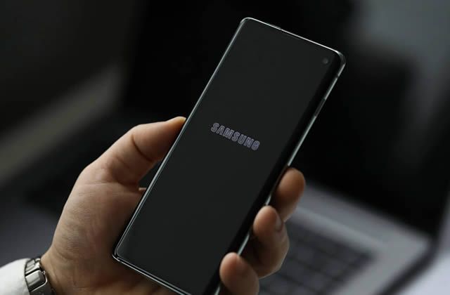 Comment régler le problème d'écran noir sans réaction sur Galaxy S22 ?