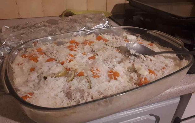 poisson au four et mélange riz pilaf et carotte
