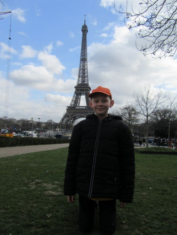 Pique-nique avec vue sur la tour Eiffel. Bon appétit !