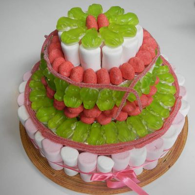 Un gateau pièce montée en bonbons