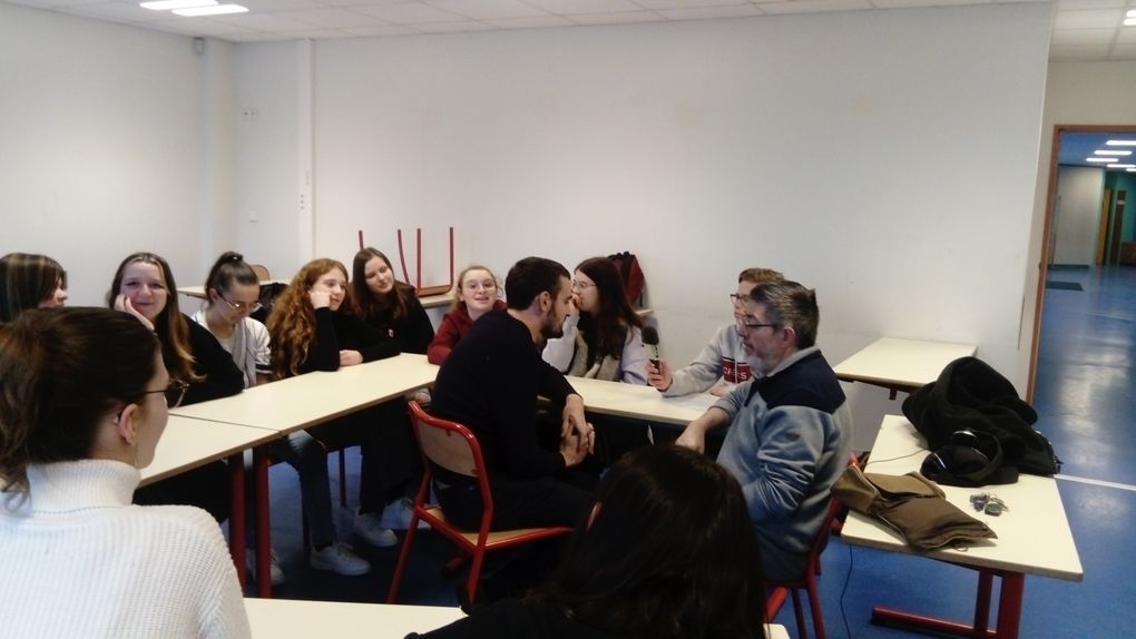 Maxence découvre le métier de journaliste!   Interview de M.Roussel