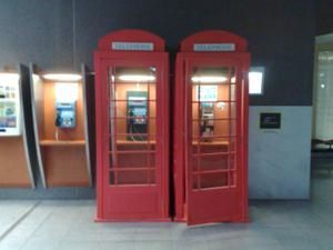 Cabine téléphonique anglaise rouge Londres Angleterre Royaume Uni téléphone telephone box booth red England London United Kingdom vintage old