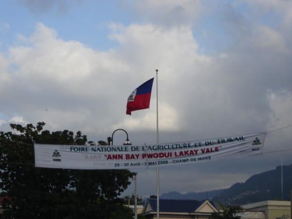 <p>La feria de la agricultura, en Puerto Principe este fin de semana, en la plazoleta del &quot;Champ de mars&quot;! </p>
<p>Visita familiar : </p>
<p>Isabelle y Mausert, Paul (hijo de Mausert, Mau el adepto del telefono y responsable del programa educacion), Laurent (el inconforme, responsable de programa micro credito rural y mi compa&ntilde;ero de piso), G&eacute;raldine (adorable ni&ntilde;a que va a ser adoptada&nbsp;por Valerie amiga de Laurent que ya adopto a Charlotte (su hermanita) y 