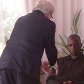 CENTRAFRIQUE : QUAND BIDA KOYAGBELE REFUSE DE SALUER LA MAIN SANGUINAIRE DE CHARLES MALINAS (AMBASSADEUR DE FRANCE)