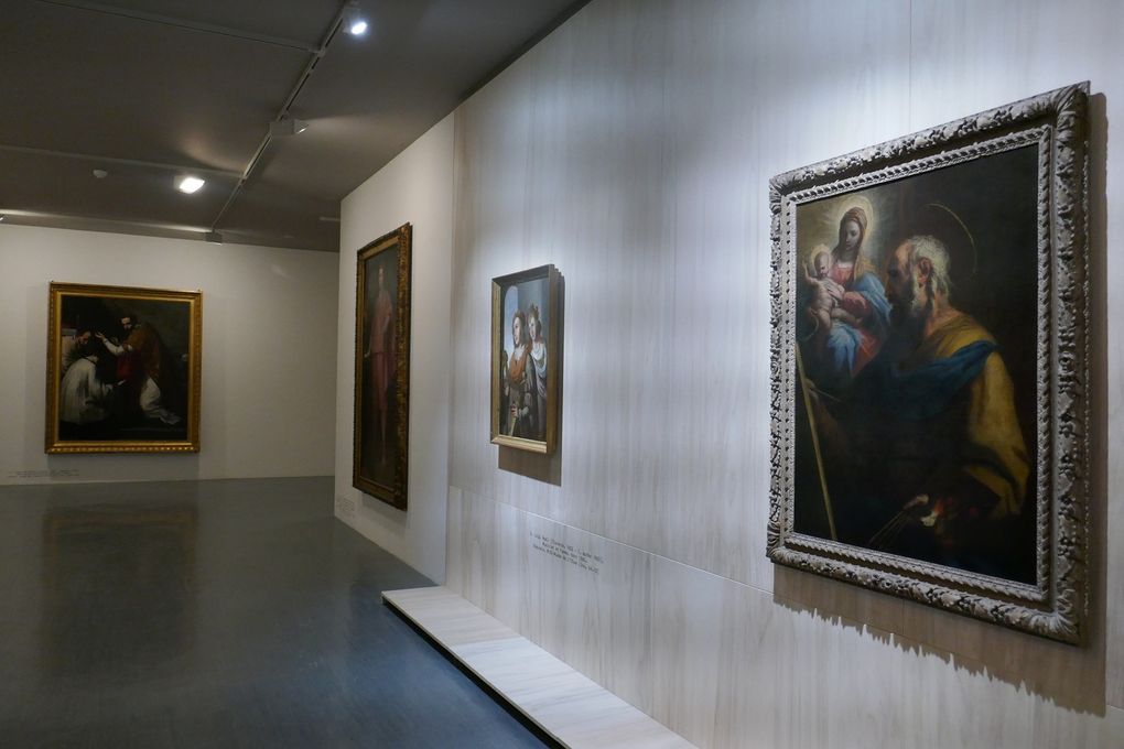 Vues de l'exposition Heures italiennes : Le Naturalisme et le Baroque, XVIIe siècle © Le Curieux des arts, Gilles Kraemer, Heures italiennes : Le Naturalisme et le Baroque, XVIIe siècle, Le Quadrilatère & MUDO-Musée de l’Oise, Beauvais.