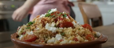 un bol de taboulé aux tomates et feta