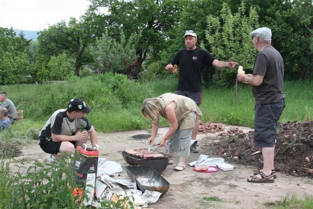 convivialité, plaisir de se retrouver, brezf, un bel aprés midi en famille à Marzelay.
les dangereux activistes font vraiment peurs