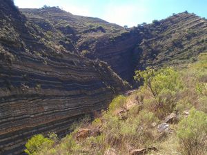 Après la cascade, des strates et des paysages de fou