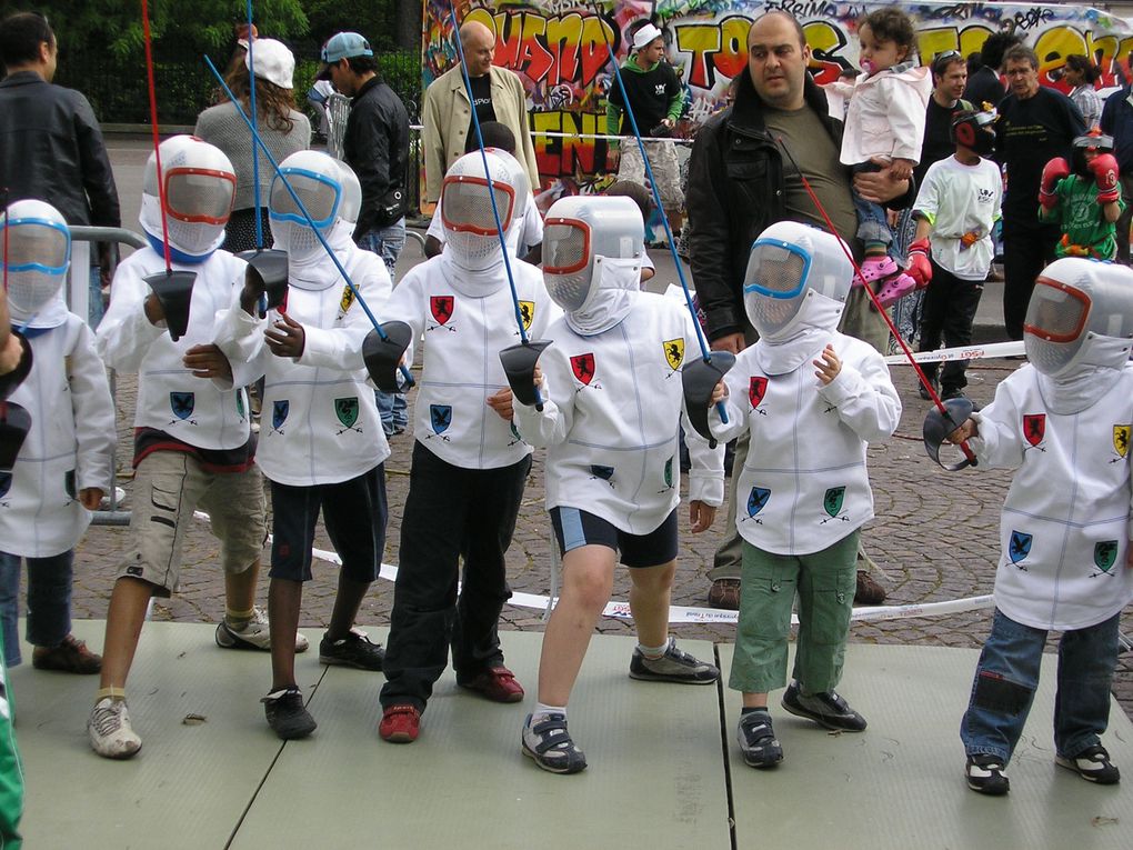 Retour en images sur la 19ème édition de ce rendez-vous désormais incontournable pour tous les sportifs du XIXème arrondissement.             20ème anniversaire du Tour des Buttes-Chaumont: dimanche 17 mai 2009