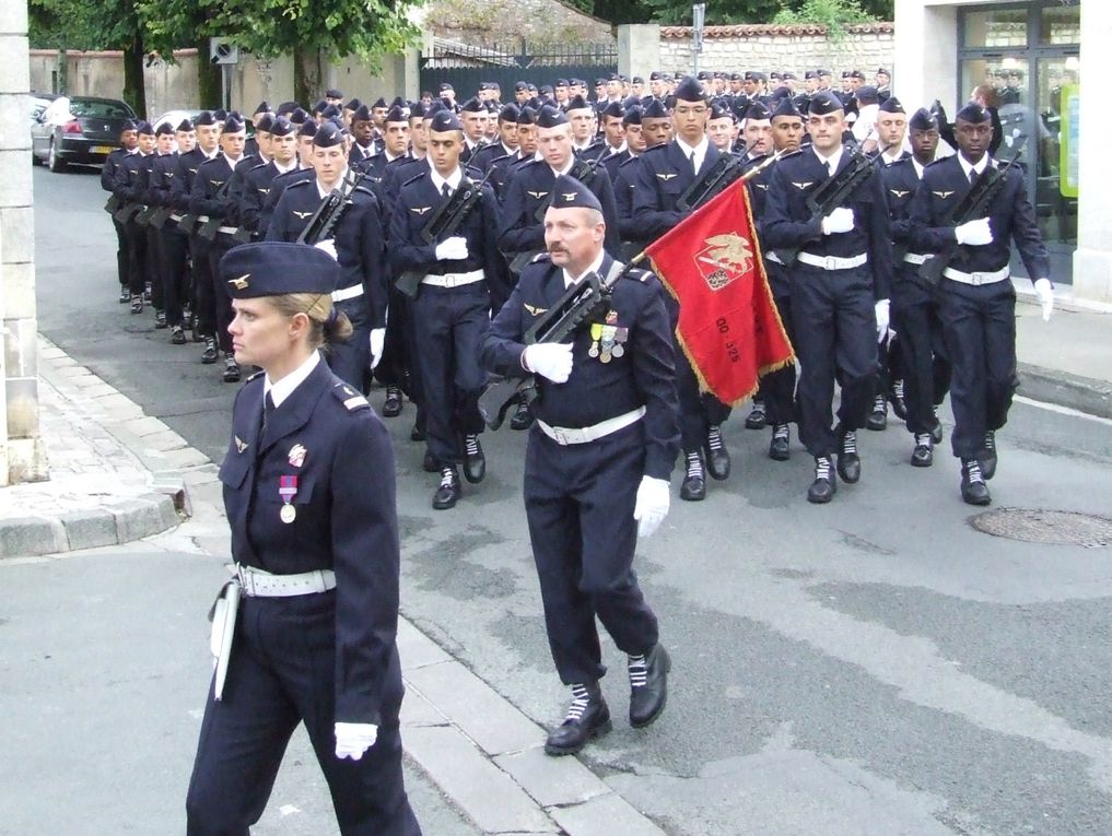 Présentation au Drapeau des Militaires techniciens de l'air et Volontaires militaires techniciens de l'air promotion 2009 de l'EETAA 722 de Saintes, à Saint-Jean-d'Angély, le 22 oct 2009