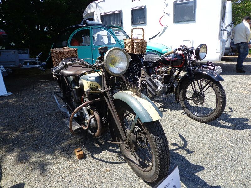 photos de l'exposition de voiture anciennes par l'atelier du temps dans le parc du restaurant Benureau