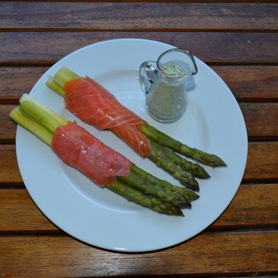 Rouleaux d'asperges au saumon fumé et sauce acidulée (froid) 