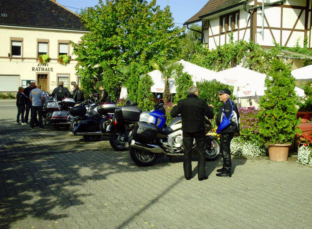 DIAPORAMA 4 PHOTOS - PETIT ARRET CAFE - NORMAL......... CERTAINS SONT PARTIS TOT POUR ETRE PRESENT A 09H45 AU EDV