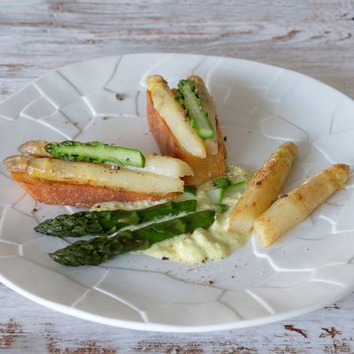 Asperges blanches et vertes, pain toasté, sauce crémeuse à l'oeuf