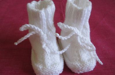 Petits chaussons bébé blancs taille naissance/3 mois