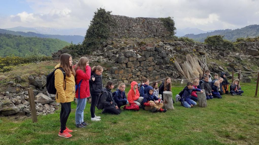 Classe de découvertes : JOUR 4 : en route pour le Château de Murol et lac Pavin