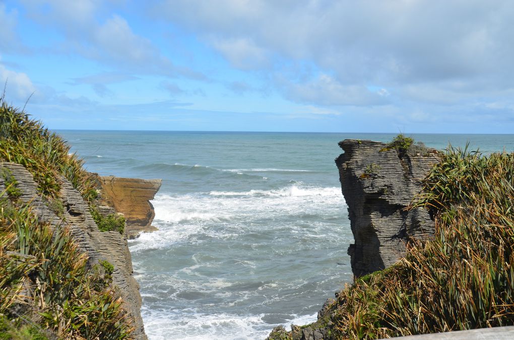 Au nord de Greymouth, serposition de strates minérales forgées par la mer