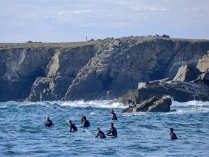  Au détour d'un chemin, une crique offerte au grand large, fixant l'horizon, promise aux caresses du vent et laissant la mer hurler sa colère et se défouler dans un concert de "rouleaux" au plus grand bonheur de surfeurs aguerris jouissant sans mesure des humeurs de la nature...merveilleux spectacle !!!
