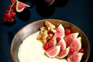 Semoule au lait, figues, et noix caramélisées